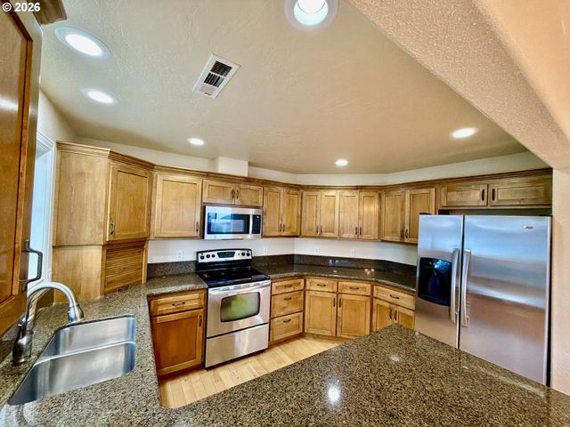 1251 MOORE St A, Brookings, OR 97415