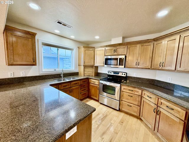 1251 MOORE St A, Brookings, OR 97415