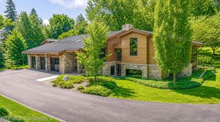 5051 Beach Road, Troy, MI 48098