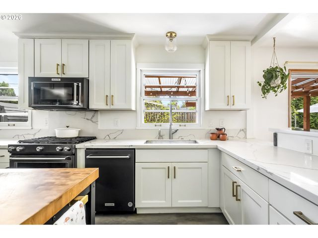 11710 Ne FARGO Ct, Portland, OR 97220