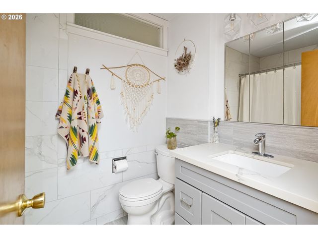 11710 Ne FARGO Ct, Portland, OR 97220