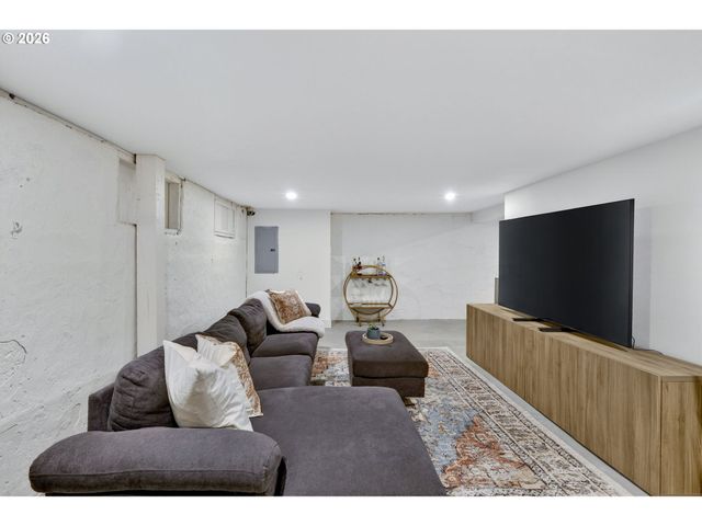 711 W 24TH St, Vancouver, WA 98660