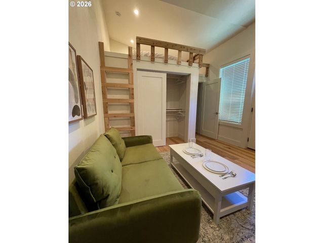 711 W 24TH St, Vancouver, WA 98660