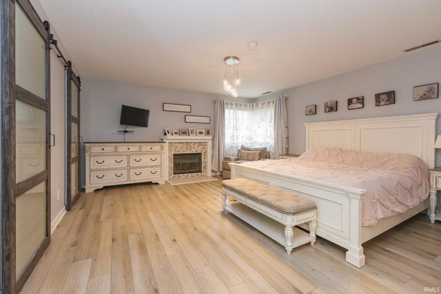 501 S Riviera Lane, Yorktown, IN 47396