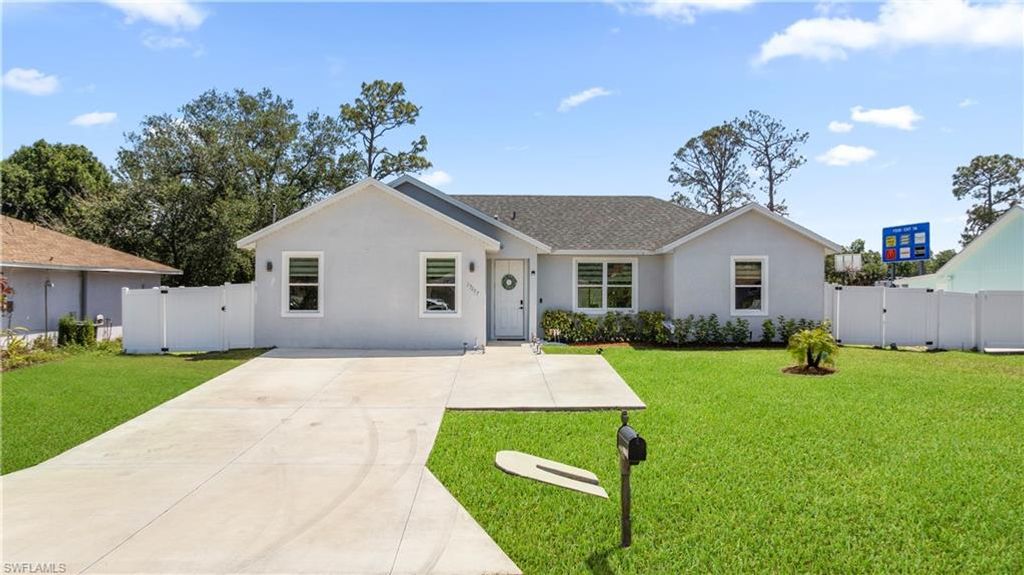 27257 Pinecrest LN, BONITA SPRINGS, FL 34135 — photo 4