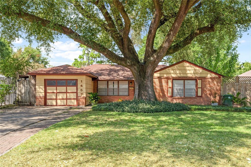 1457 Confederate Road, Houston, TX 77055