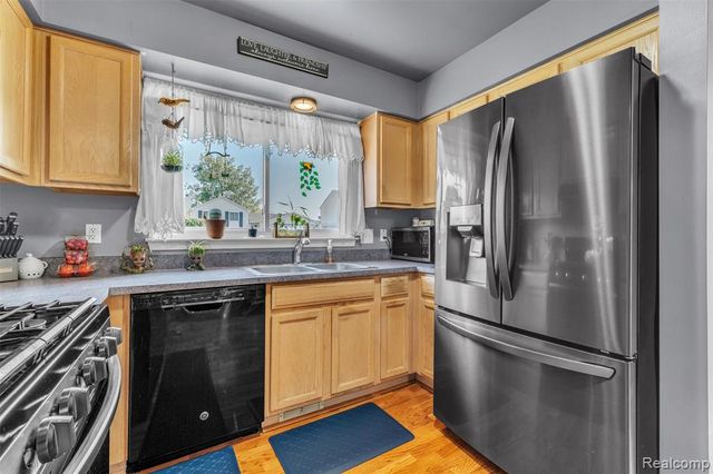 22672 Woodcreek Drive, Brownstown, MI 48134