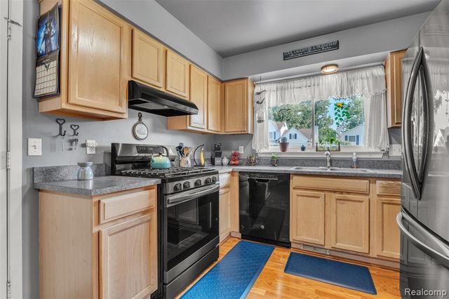 22672 Woodcreek Drive, Brownstown, MI 48134