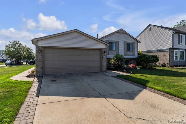 22672 Woodcreek Drive, Brownstown, MI 48134