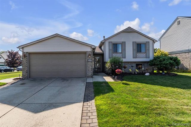 22672 Woodcreek Drive, Brownstown, MI 48134