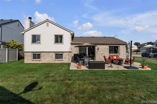 22672 Woodcreek Drive, Brownstown, MI 48134