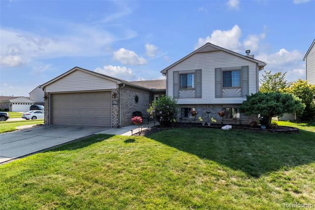 22672 Woodcreek Drive, Brownstown, MI 48134