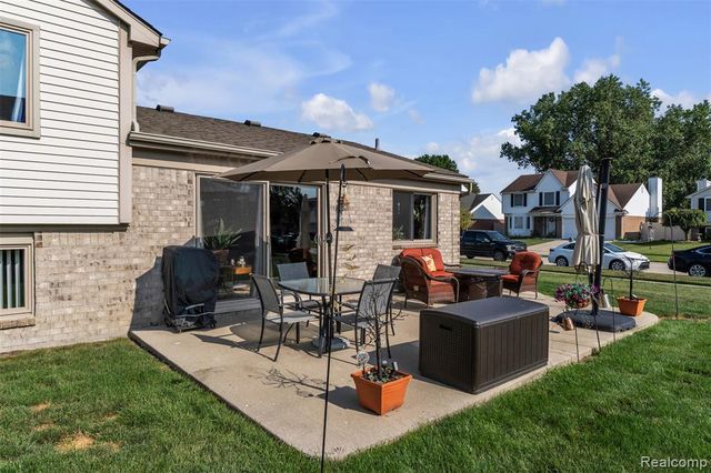 22672 Woodcreek Drive, Brownstown, MI 48134