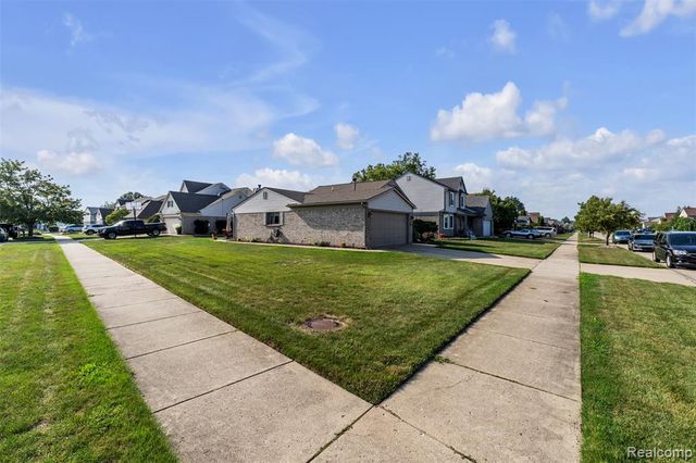 22672 Woodcreek Drive, Brownstown, MI 48134