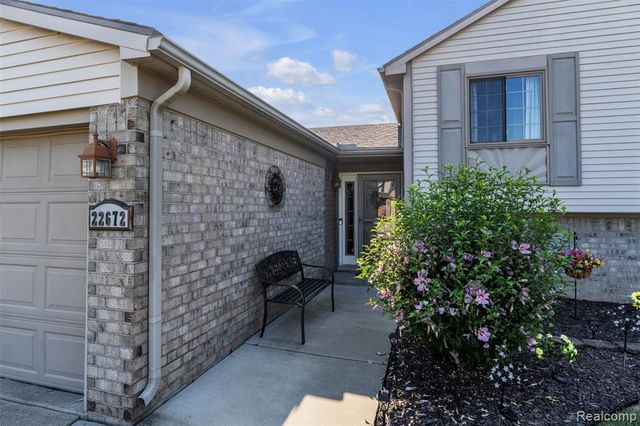 22672 Woodcreek Drive, Brownstown, MI 48134