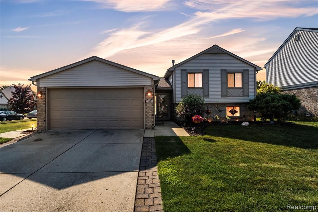22672 Woodcreek Drive, Brownstown, MI 48134