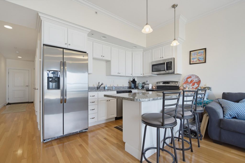 Image 11 of property listing at 83 Ocean Blvd # 303, Hampton, NH 03842