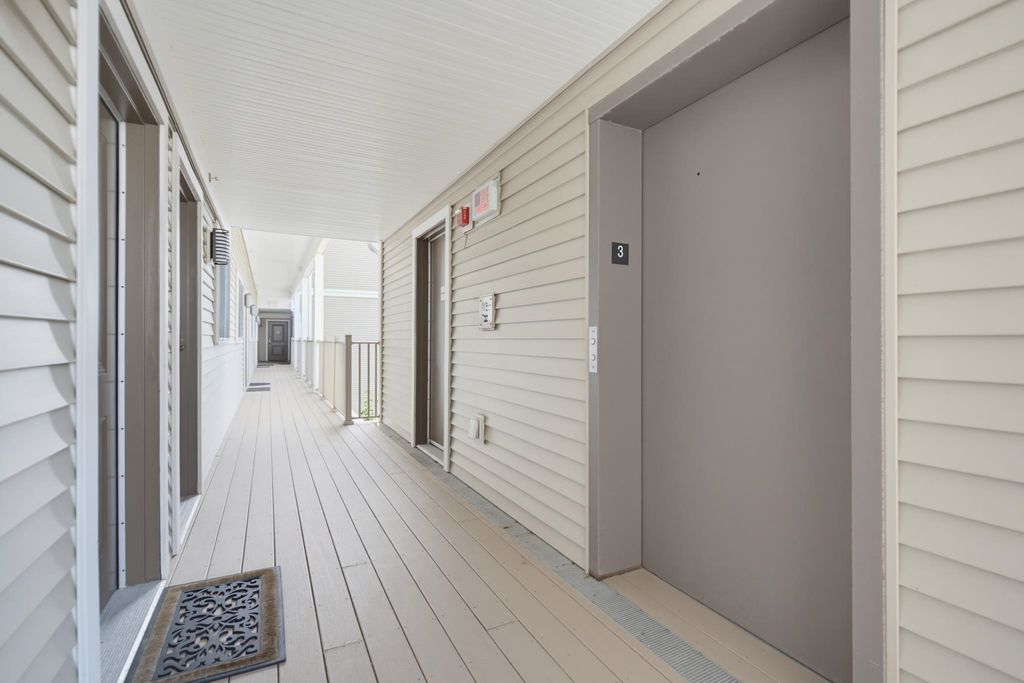 Image 21 of property listing at 83 Ocean Blvd # 303, Hampton, NH 03842