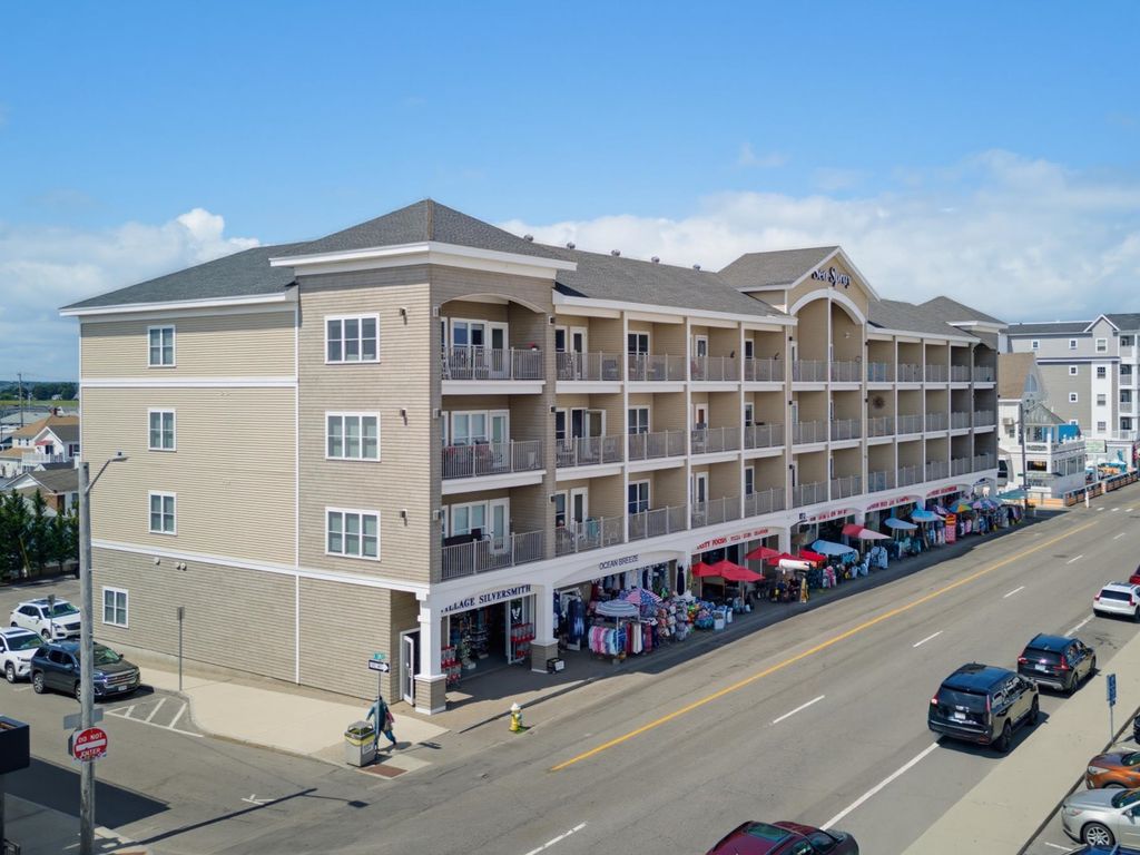 Image 24 of property listing at 83 Ocean Blvd # 303, Hampton, NH 03842
