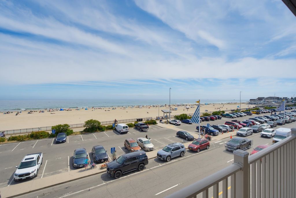 Image 5 of property listing at 83 Ocean Blvd # 303, Hampton, NH 03842