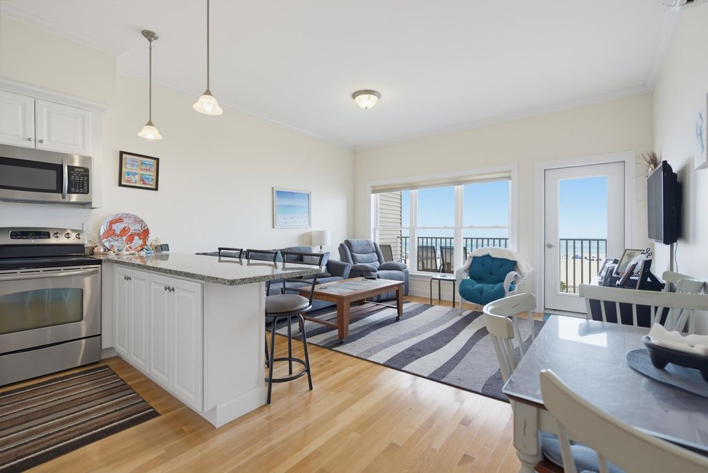 Image 7 of property listing at 83 Ocean Blvd # 303, Hampton, NH 03842