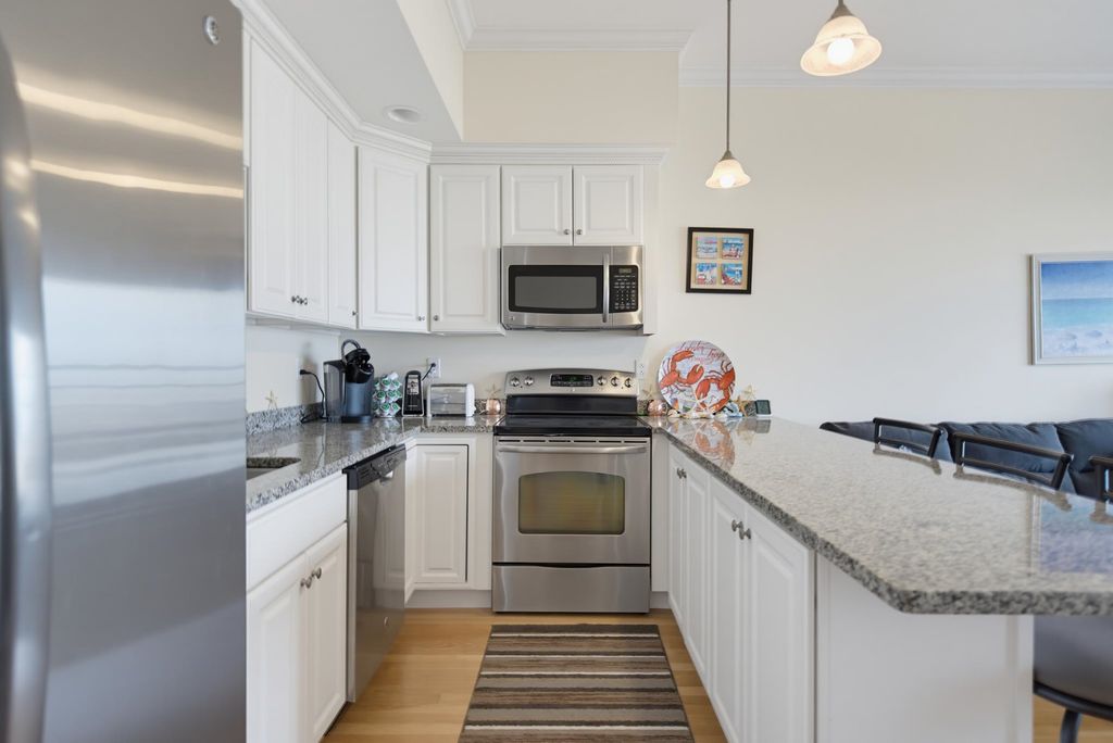 Image 8 of property listing at 83 Ocean Blvd # 303, Hampton, NH 03842