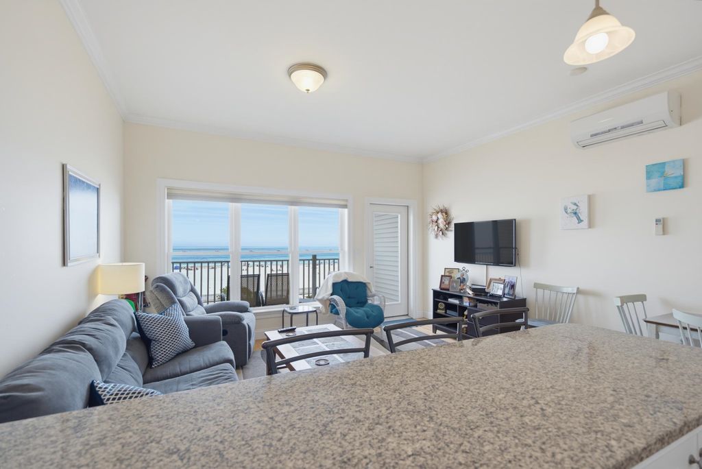 Image 9 of property listing at 83 Ocean Blvd # 303, Hampton, NH 03842