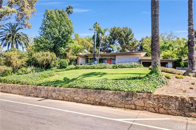 5008 Myrtle Ave., Riverside, CA 92506