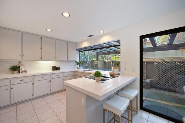 1828 Discovery Village Ln, Gold River, CA 95670