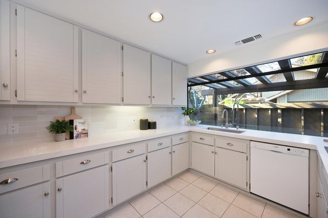 1828 Discovery Village Ln, Gold River, CA 95670