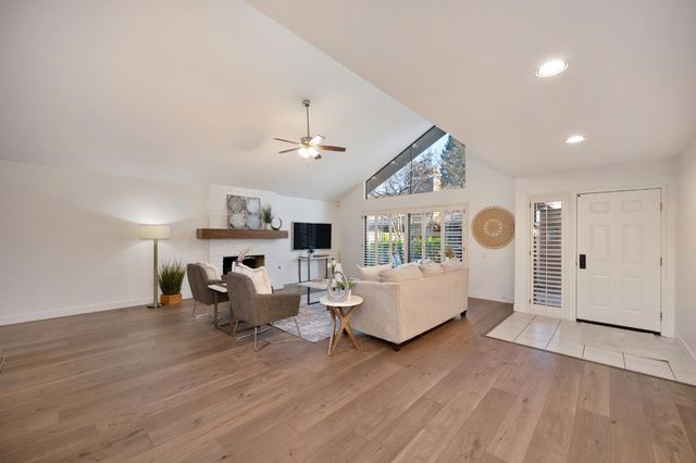 1828 Discovery Village Ln, Gold River, CA 95670