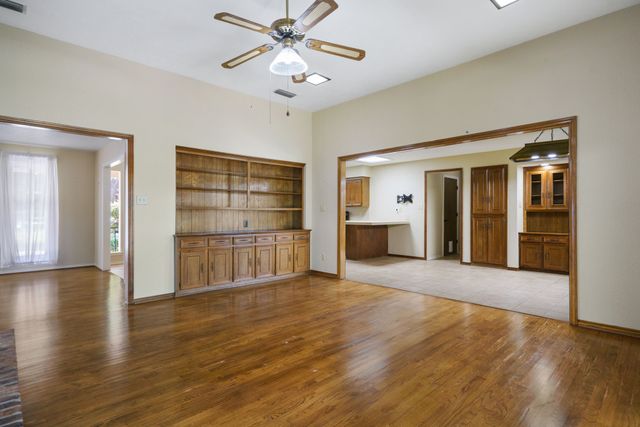 2901 N Sunbeck Circle, Farmers Branch, TX 75234