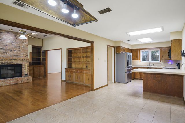 2901 N Sunbeck Circle, Farmers Branch, TX 75234