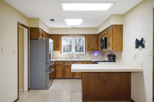 2901 N Sunbeck Circle, Farmers Branch, TX 75234