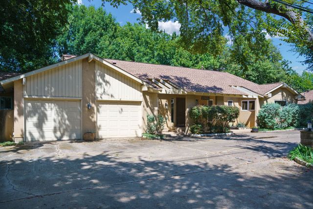 2901 N Sunbeck Circle, Farmers Branch, TX 75234