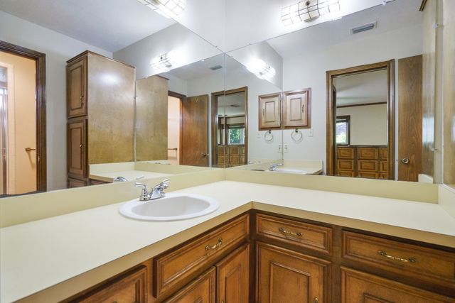 2901 N Sunbeck Circle, Farmers Branch, TX 75234