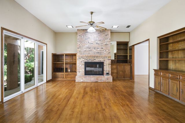 2901 N Sunbeck Circle, Farmers Branch, TX 75234