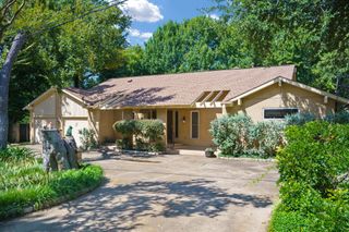 2901 N Sunbeck Circle, Farmers Branch, TX 75234