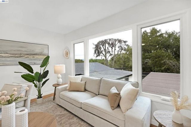 25480 25480 University Ct, Hayward, CA 94542