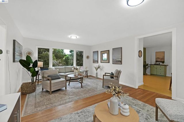 25480 25480 University Ct, Hayward, CA 94542