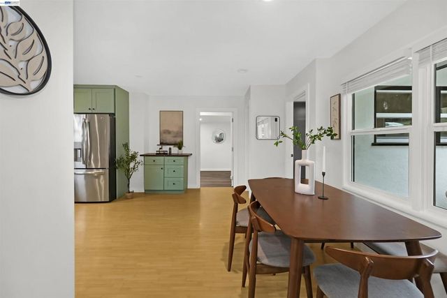 25480 25480 University Ct, Hayward, CA 94542