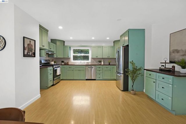 25480 25480 University Ct, Hayward, CA 94542