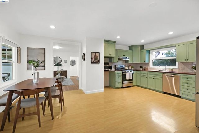 25480 25480 University Ct, Hayward, CA 94542