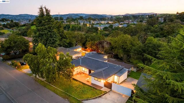 25480 25480 University Ct, Hayward, CA 94542