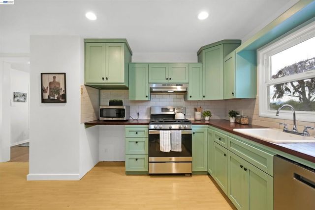 25480 25480 University Ct, Hayward, CA 94542