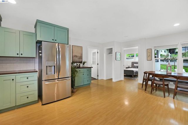 25480 25480 University Ct, Hayward, CA 94542