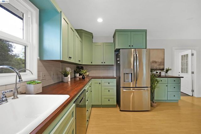 25480 25480 University Ct, Hayward, CA 94542