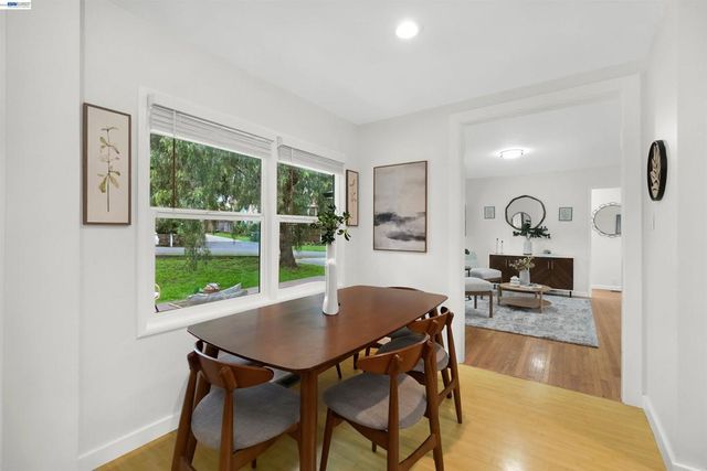 25480 25480 University Ct, Hayward, CA 94542