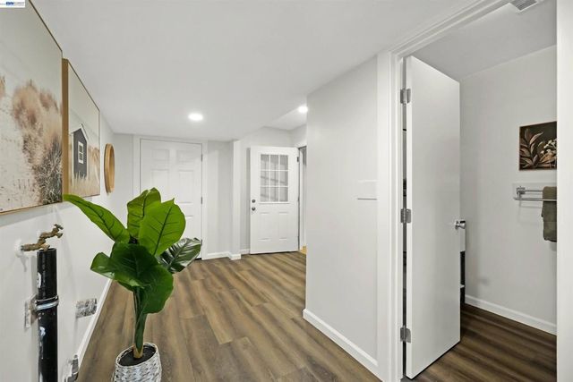 25480 25480 University Ct, Hayward, CA 94542