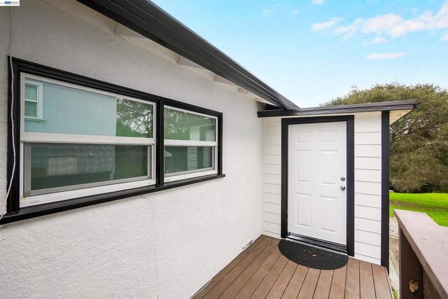 25480 25480 University Ct, Hayward, CA 94542